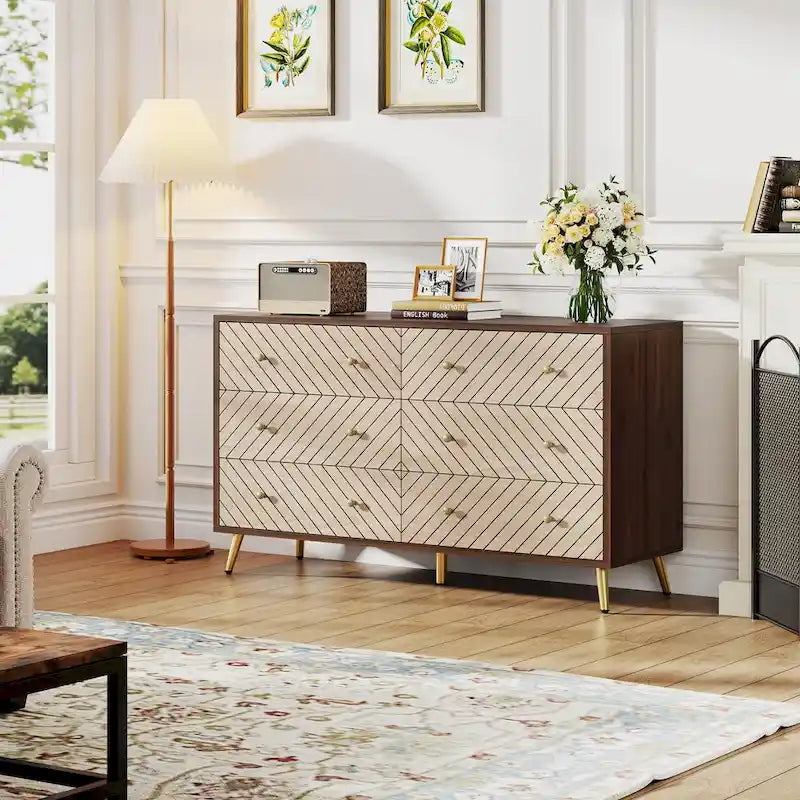 Kommode mit 6 Schubladen, geometrisches Chevron-Muster auf der Front, goldfarbene Metallbeine, modern, Braun, Weiß