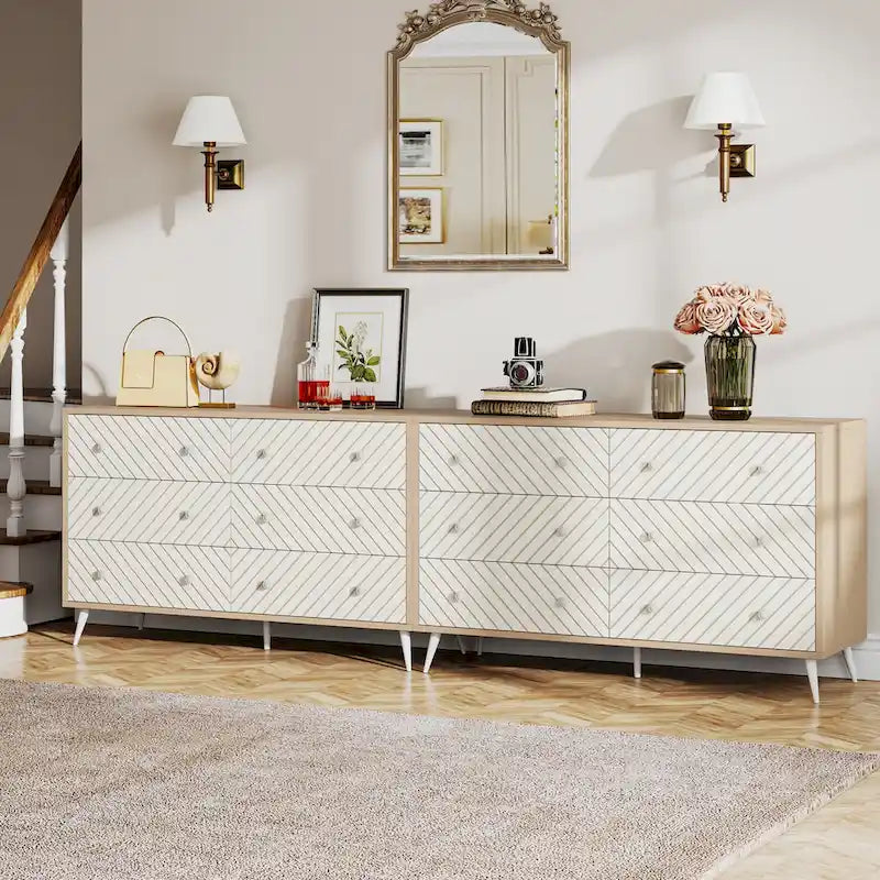 Kommode mit 6 Schubladen, geometrisches Chevron-Muster auf der Front, goldfarbene Metallbeine, modern, Braun, Weiß
