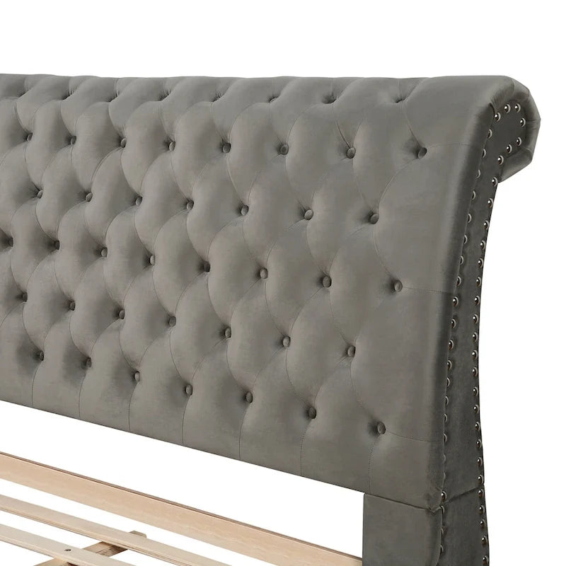 Graues Samt-Schlittenbett, Knopfheftung, geschwungenes Kopfteil, Nagelkopfbesatz, Queen, King