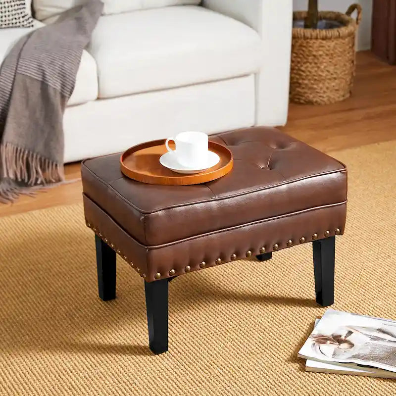 Pouf poggiapiedi trapuntato Mid-Century, pelle PU, bordatura con borchie, gambe in legno di gomma, caffè nero
