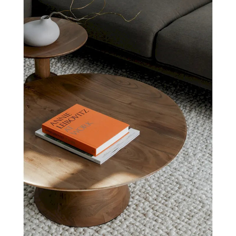Table basse ronde à piètement central en bois massif de manguier, moderne, finition mate foncée